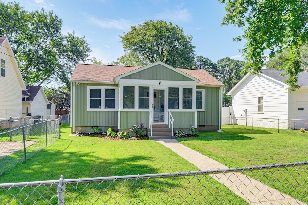 < 1 Mi to Colonial Beach: Coastal Gem w/ 2 Porches