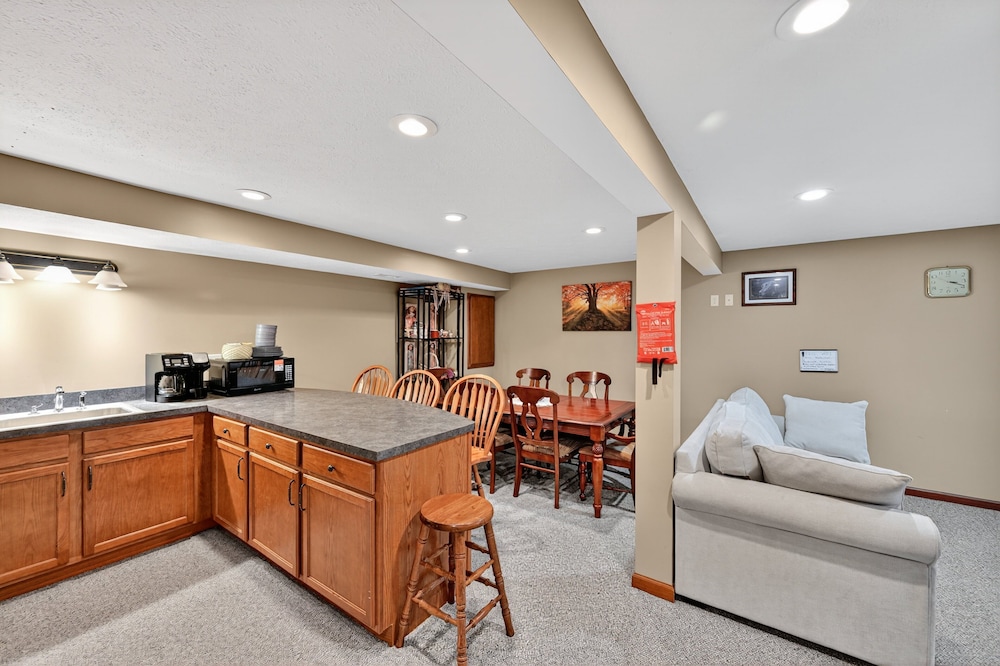 Cozy Retreat With Hot Tub In Peaceful Goshen 4 Bedroom Home