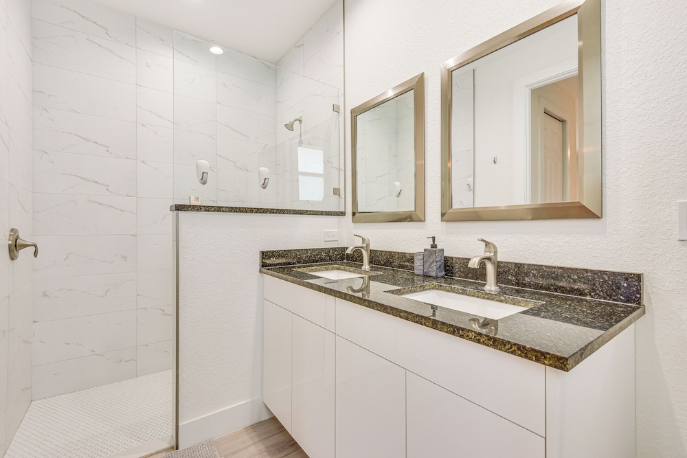 Family-friendly Home: 8 Mi to Warm Mineral Springs