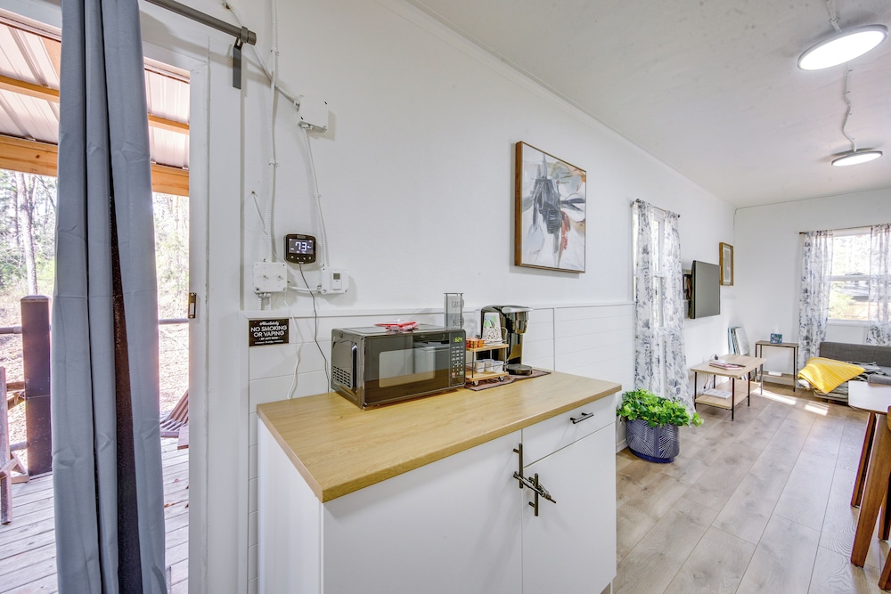 Winnsboro Tiny House w/ Trails, Yard Games & More!