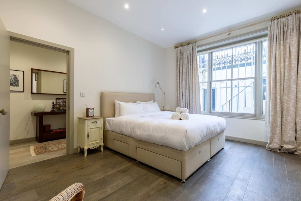 Elegant 2BD Flat 5 Mins to Kensington Gardens!