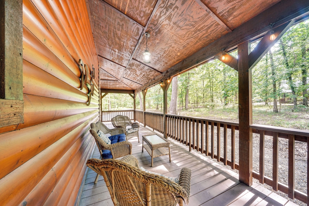 Hot Tub + Game Room: Family Retreat in Broken Bow