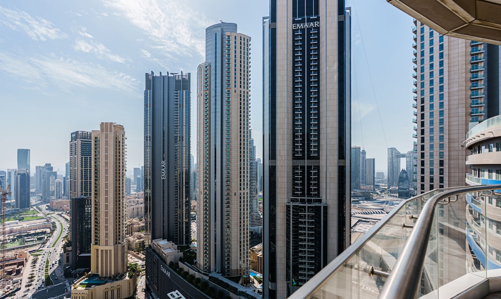 Downtown Dubai | Walk to Dubai Mall + Burj Views