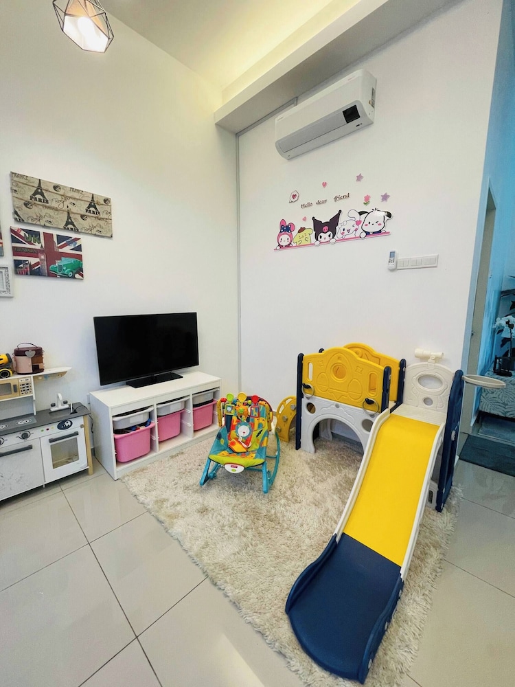 Spacious Family Homestay in Durian Tunggal With Private Pool