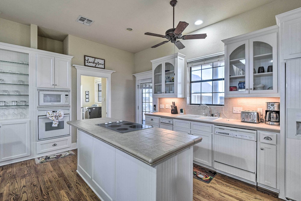 8 Mi to White Rock Lake: Spacious Krum Home