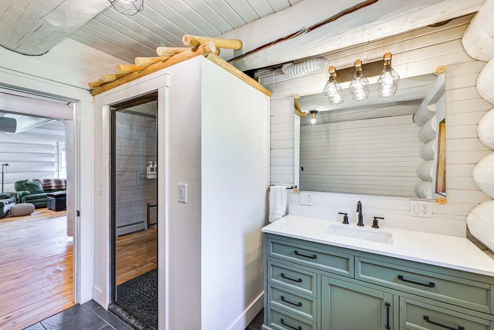 4 Mi to Dtwn: Spacious Family Cabin in Jonesville!