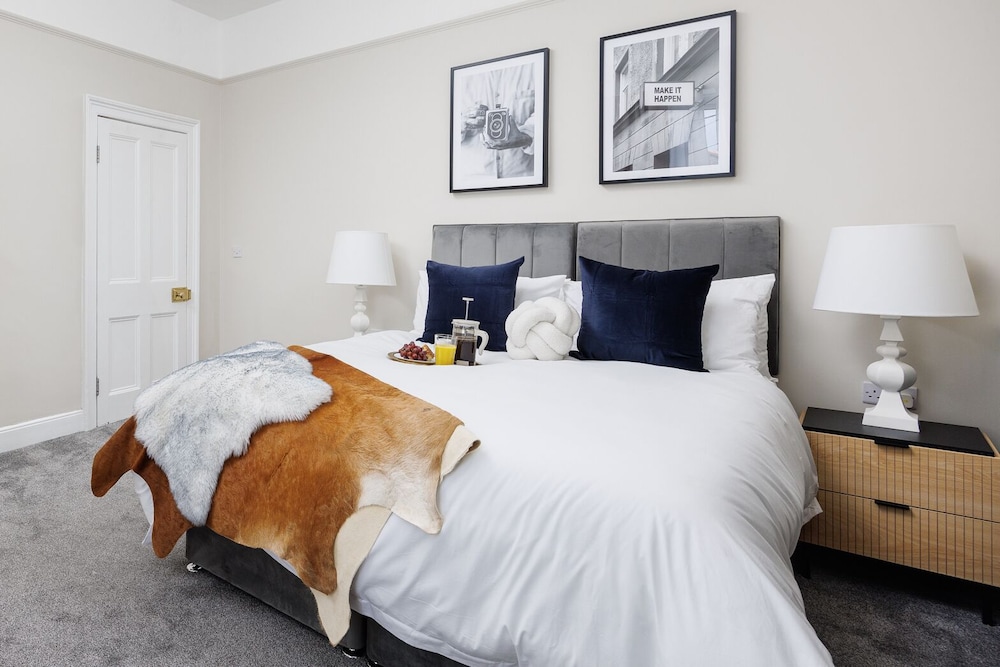 Luxurious 4 Bed House - Sleeps 8 view 4