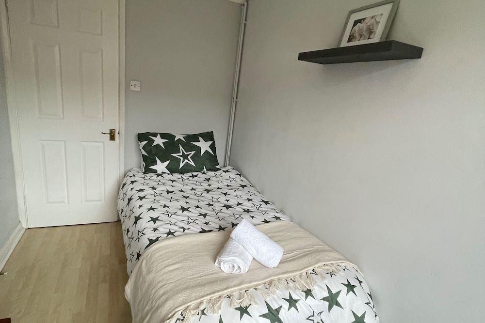 3 Bed House - Sleeps 5 - Garden - Parking - Wifi