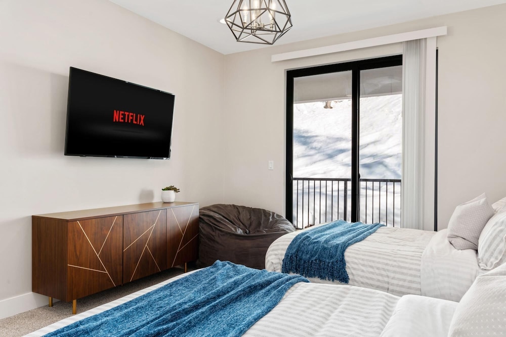 Luxury Retreat Home w Hot Tub - Property Image 17