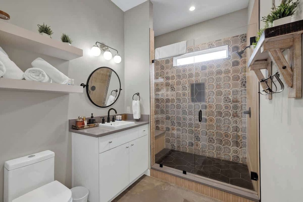Pop-2: Hot-tub/close to Main St!