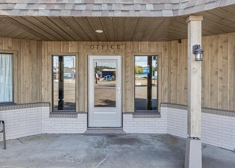 Aqua Aire Inn & Suites