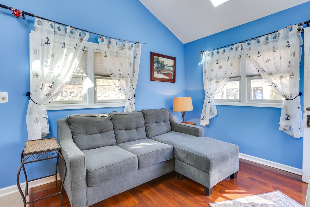 Greenwood Lake Cottage w/ Shared Dock & Hot Tub!