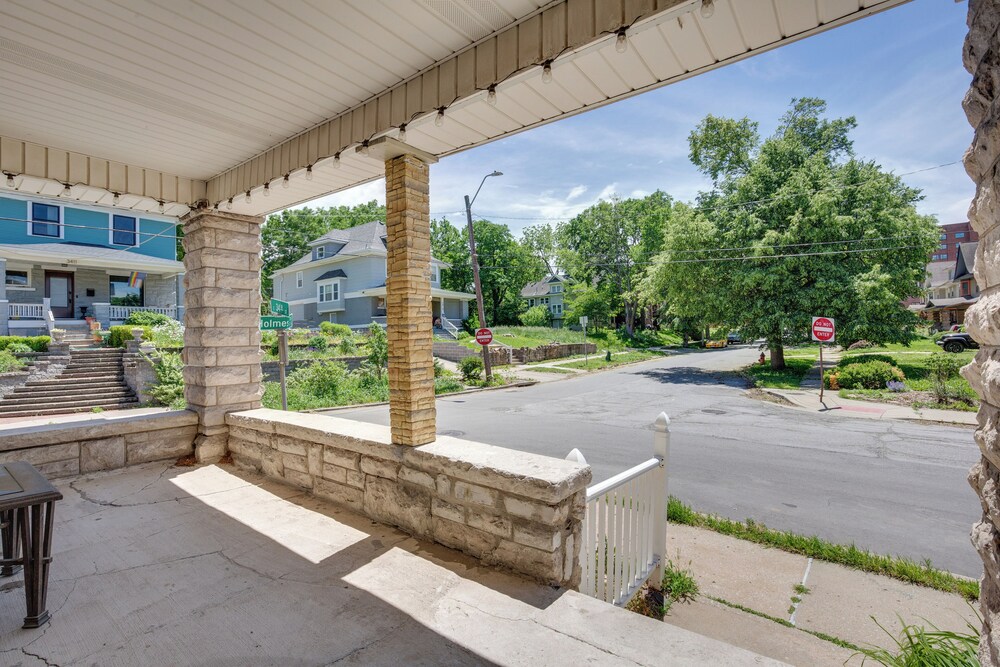 Modern 2BR Kansas City Condo Near Downtown