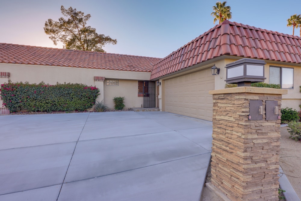 Spacious Condo w/ Mtn Views in Palm Desert!