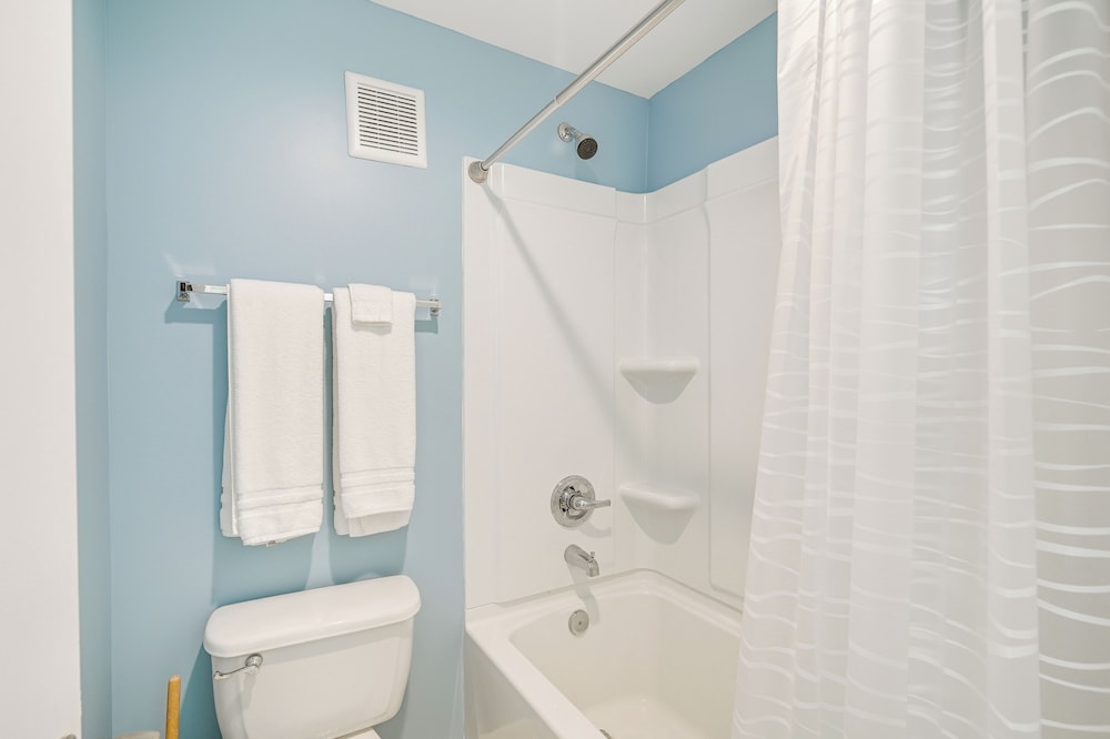 Oceanfront Resort Condo w/ Balcony in Myrtle Beach