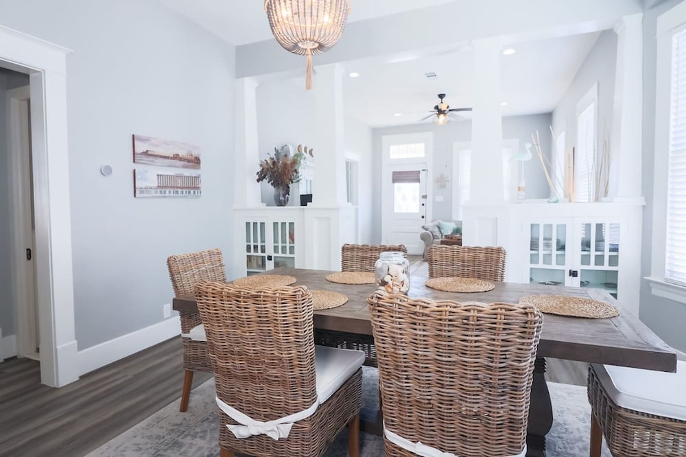 Vibrant Bungalow 2 Minutes to the Beach