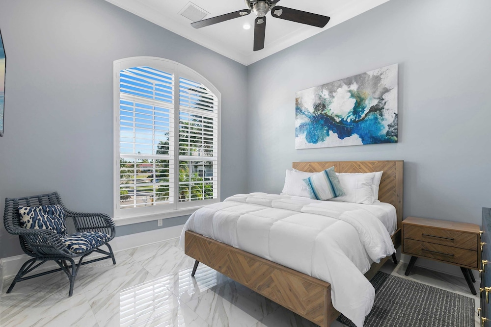 Marco Polo by Avantstay Waterfront 5bdr, Pool, Spa, Fire Pit, Walk to Beach