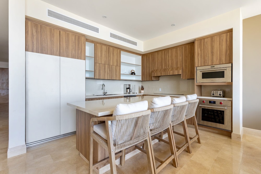 Modern Luxury W Resort Amenities Sleeps 16