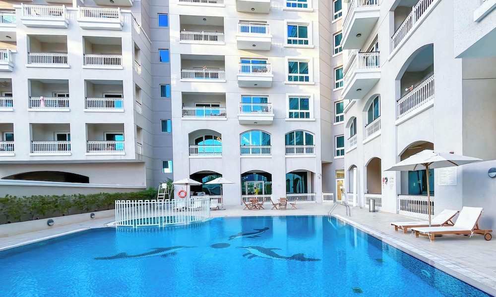 Relaxing ST Getaway Balcony, Pool & Gym Access