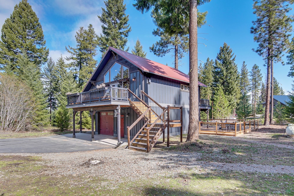 Cle Elum Cabin w/ Hot Tub, Fire Pit & Deck!