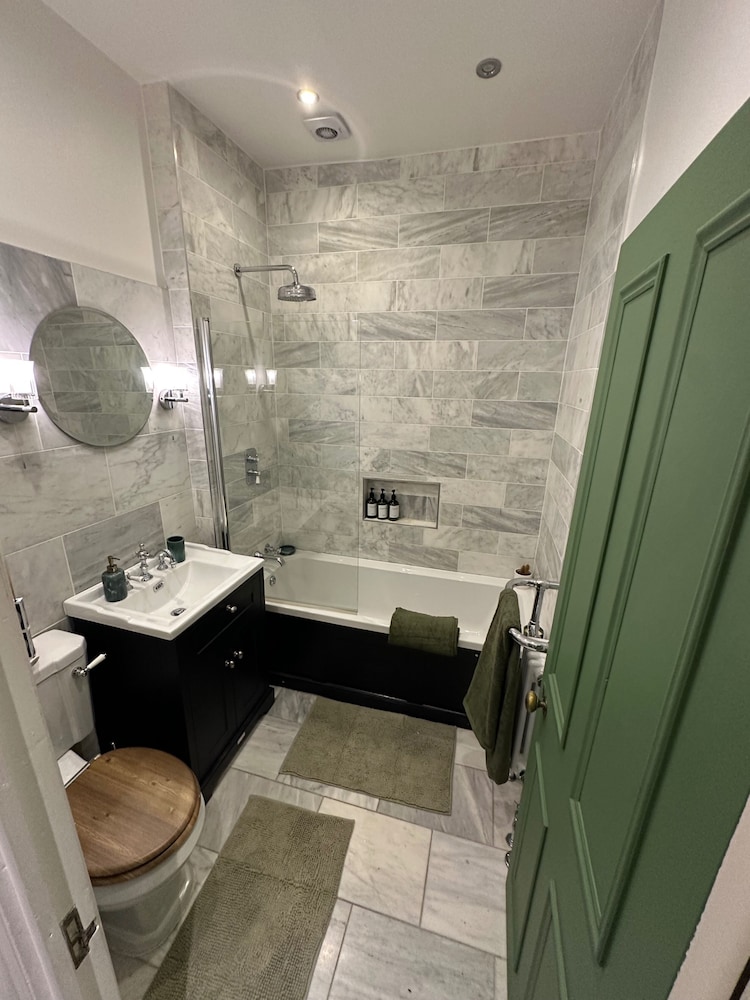Cosy West Kensington Apartment - 3 Min to Tube