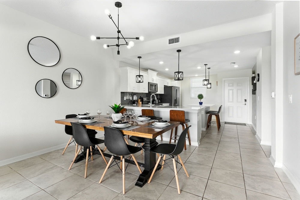 Elegant 2BR in Storey Lake Top Location
