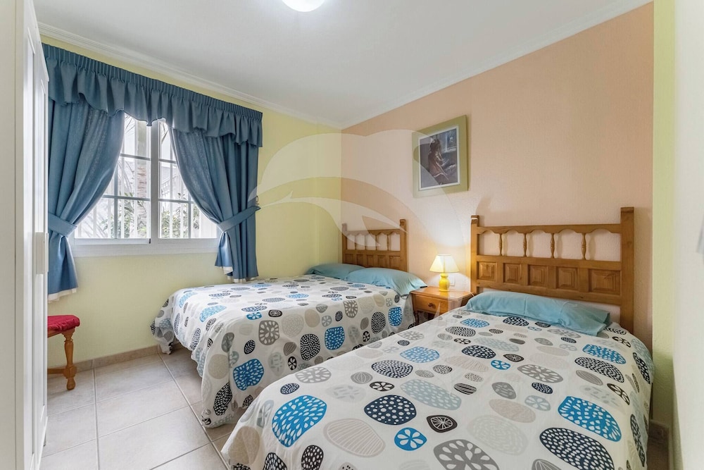 El Médano Apartment With Pool and Garden Views