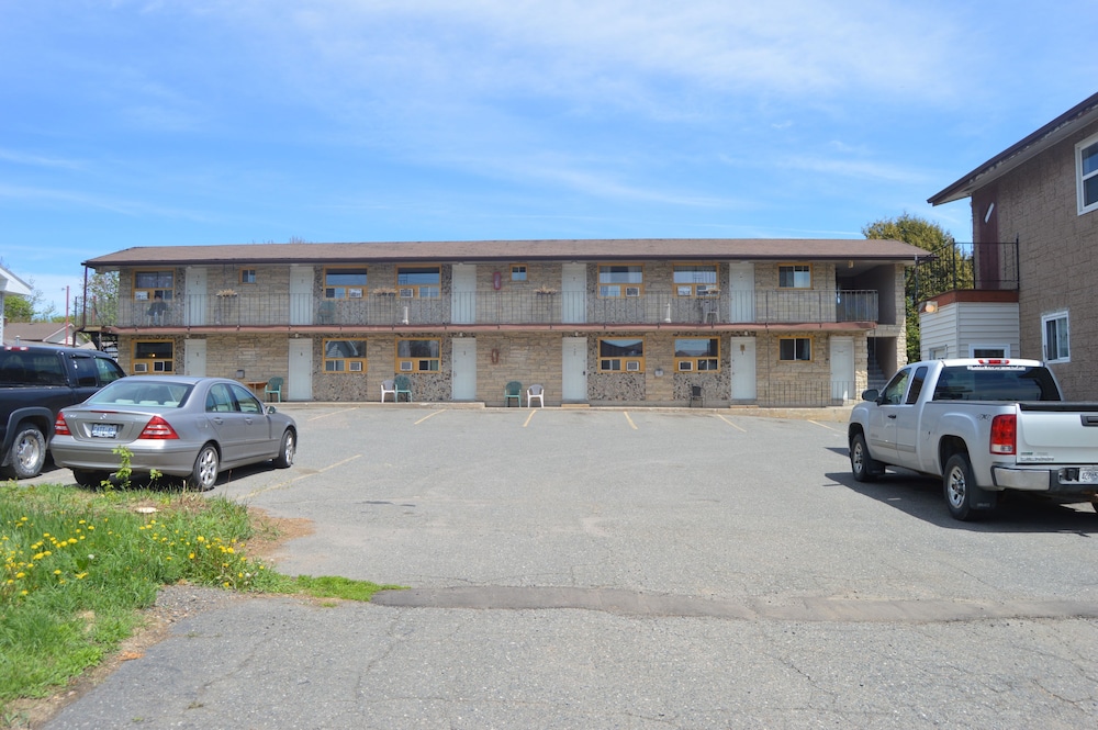 Thunder Bay Vacations - Modern Motel - Property Image 1