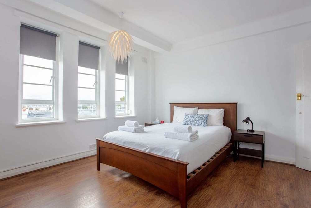 Contemporary 2 Bedroom Flat in Bayswater