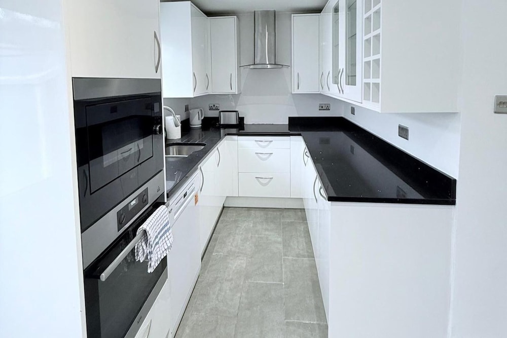 Fountain House-sleeps 5-central Dagenham-parking