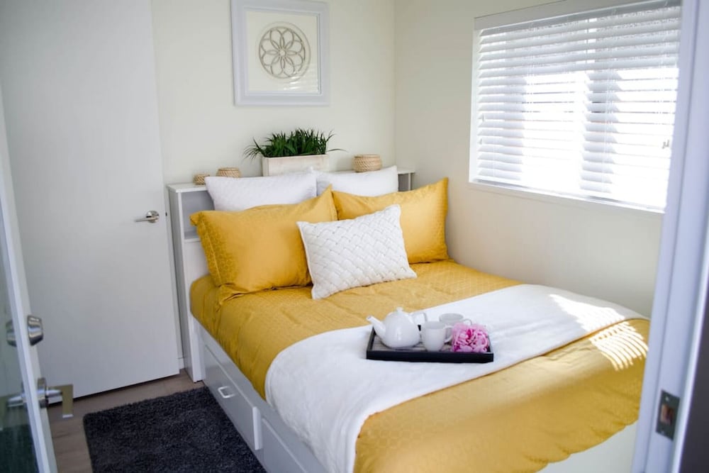 442 Furnished 2 Bdrm Coach House - Image 4