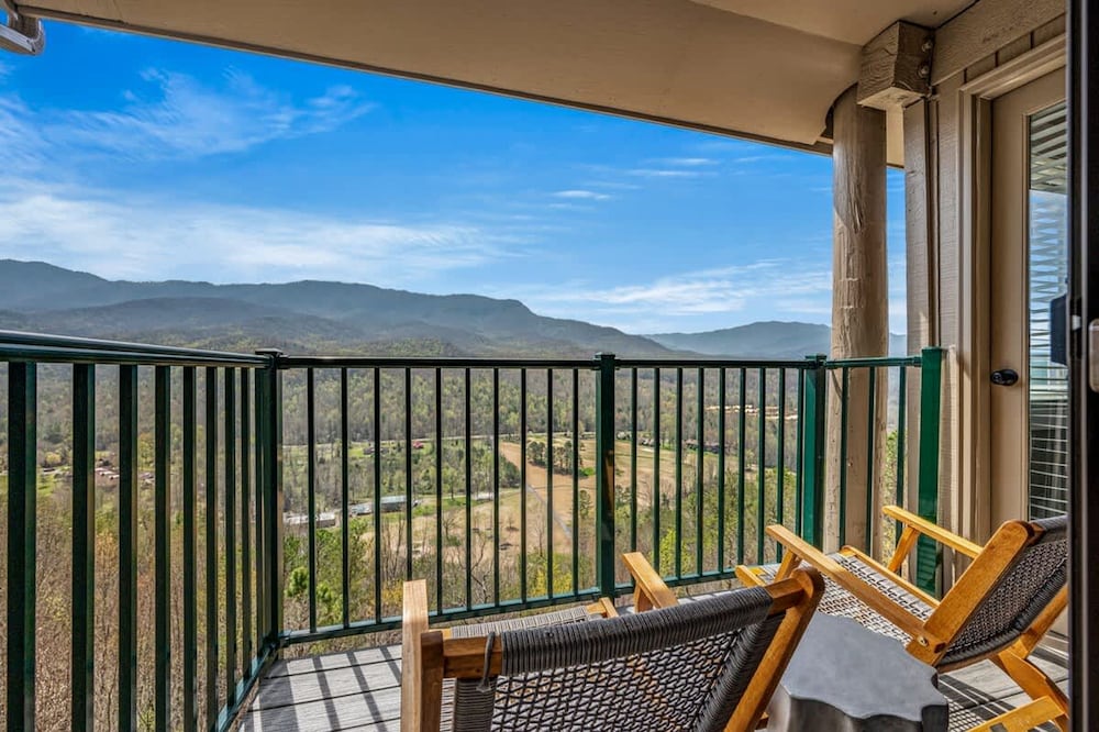 Loft Sleeps 8 Views Indoor Pool Access
