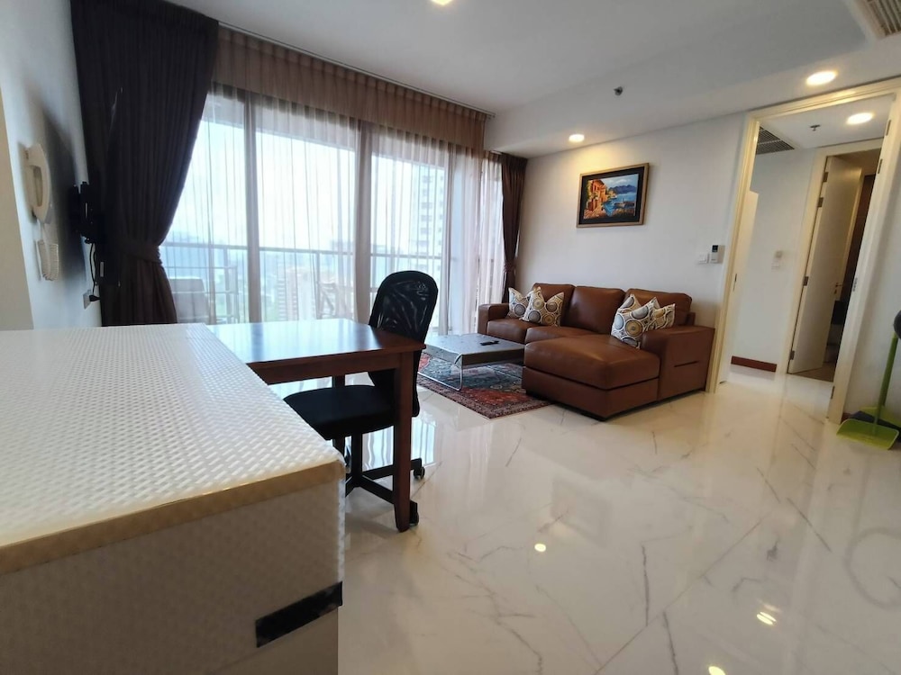 Luxury Large One Bedroom Seaview Serviced Apartment at Wongamat, Pattaya