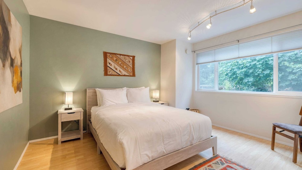 Stylish Forest Getaway on Whidbey Island Near Beaches, Wineries & Trails Cedarview Retreat by Avantstay
