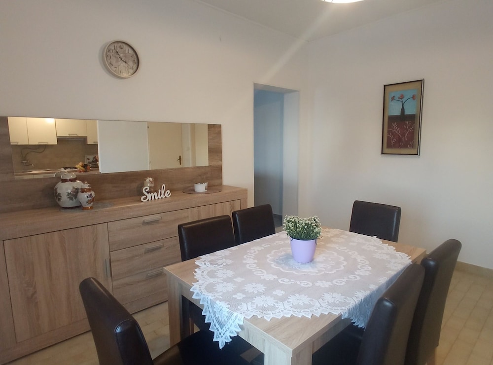 Spacious Kastela Apartment With Balcony and Mountain Views Near the Sea