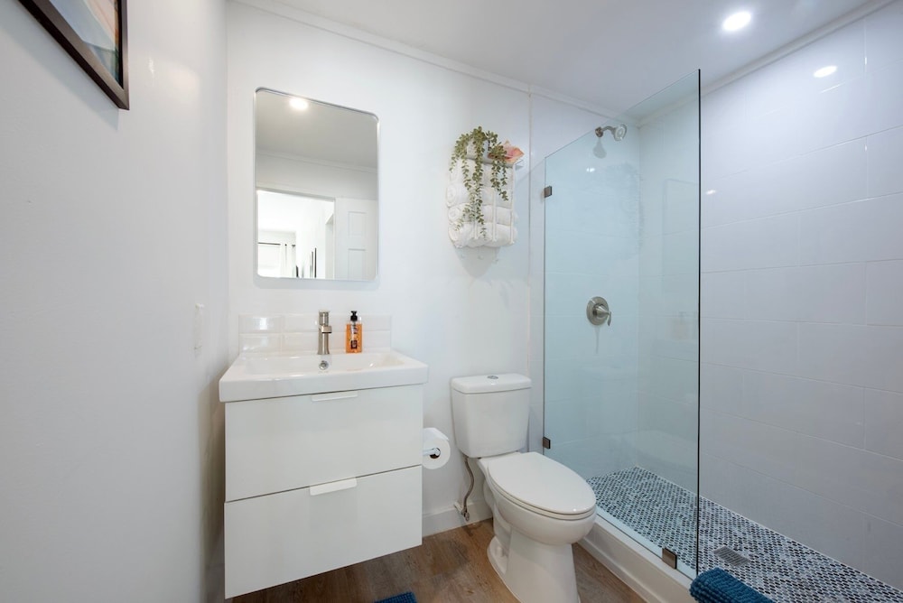 Laughing Bird Studio #7 - Brand New Stylish Apartment, Pool, Bea 1 Bedroom Condo, photo 15