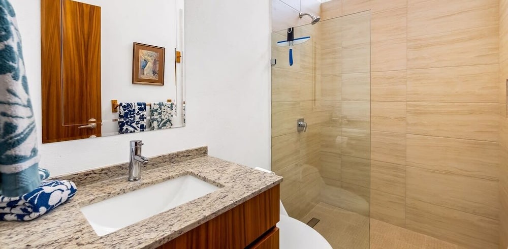 Stylish King-bed Unit - Pool - Ocean View - Gym