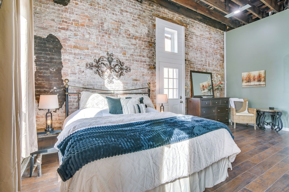 Dtwn Loft in the Heart of Monett: Pets Welcome!