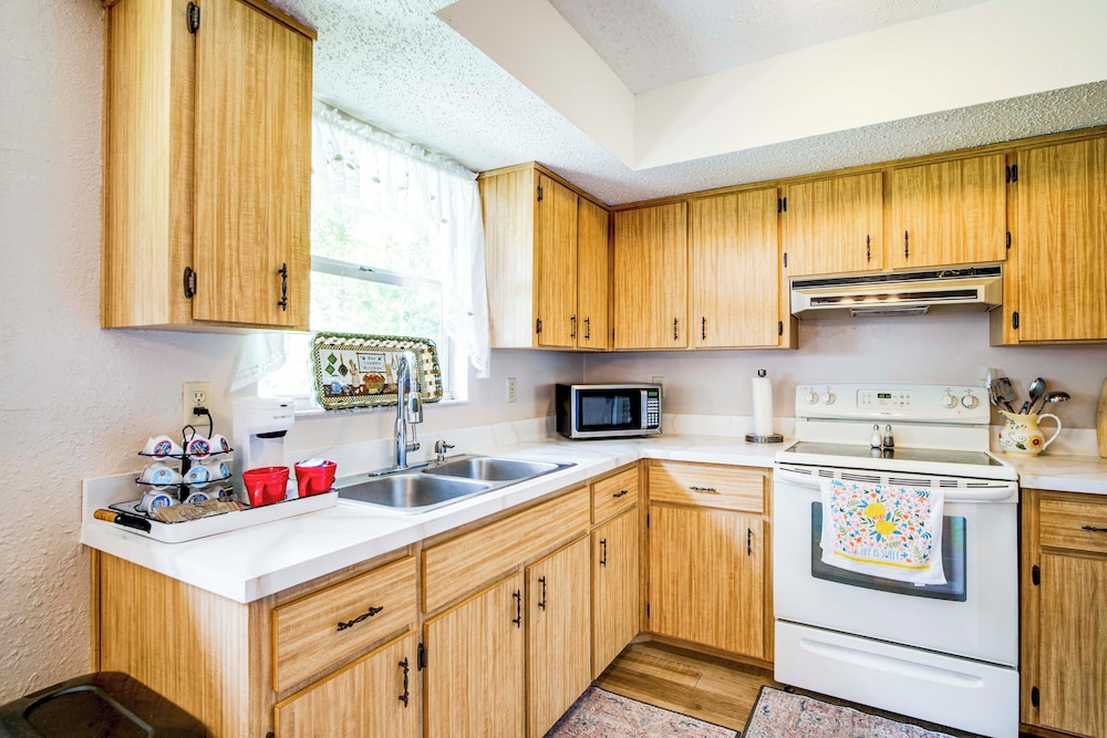 Explore Weeki Wachee Springs: Pet-friendly Home