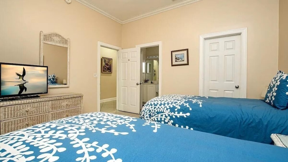 Pavilion Palms 205b