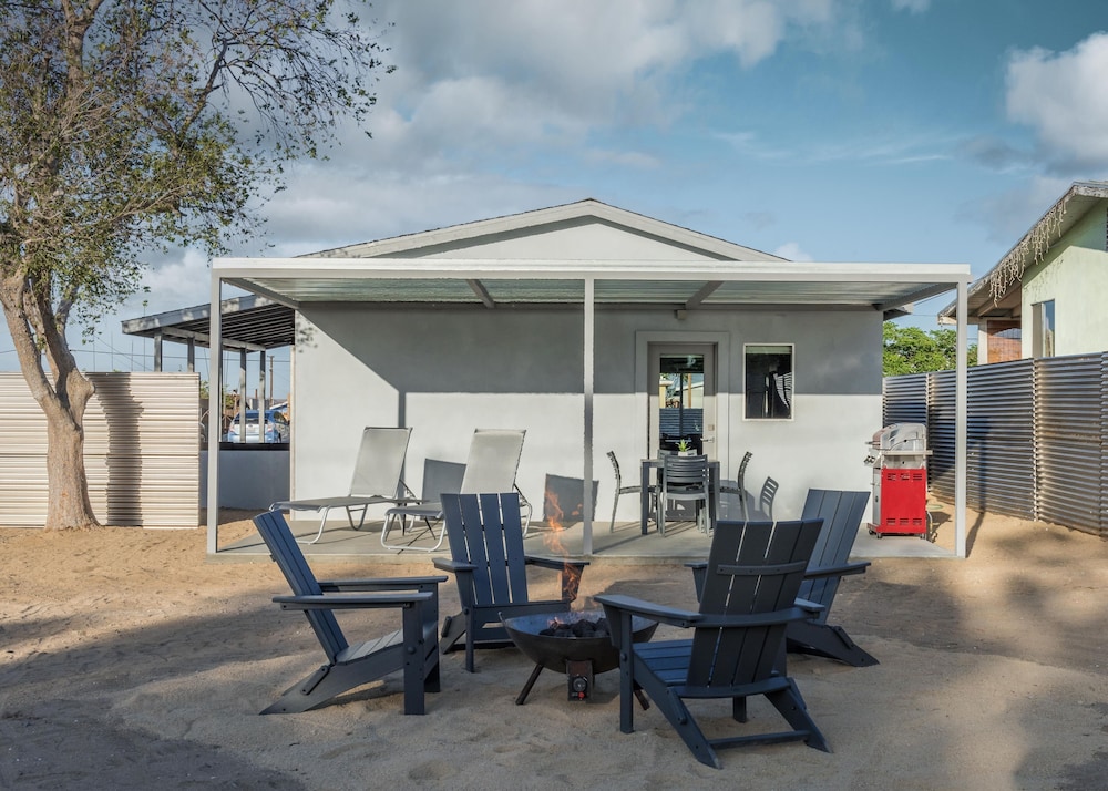 Skull Rock Cottage - Walk To Town & Hot Tub, Star Gazing 1 Bedroom Home
