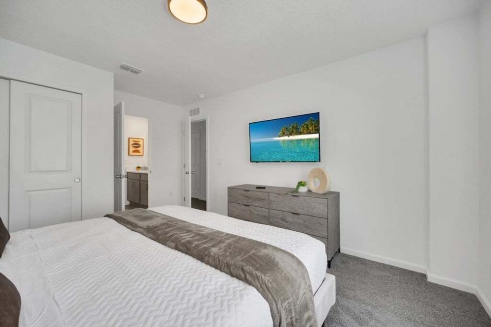 Movie Room, Pool, Theme Rooms Everything Included! 6 Bedroom Villa