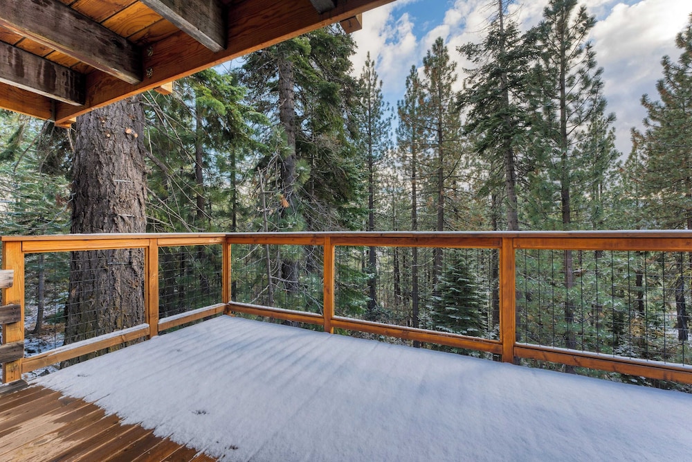 Jeffrey Pines Lofted Cabin, Minutes to Lake A-frame-inspired Design, Deck