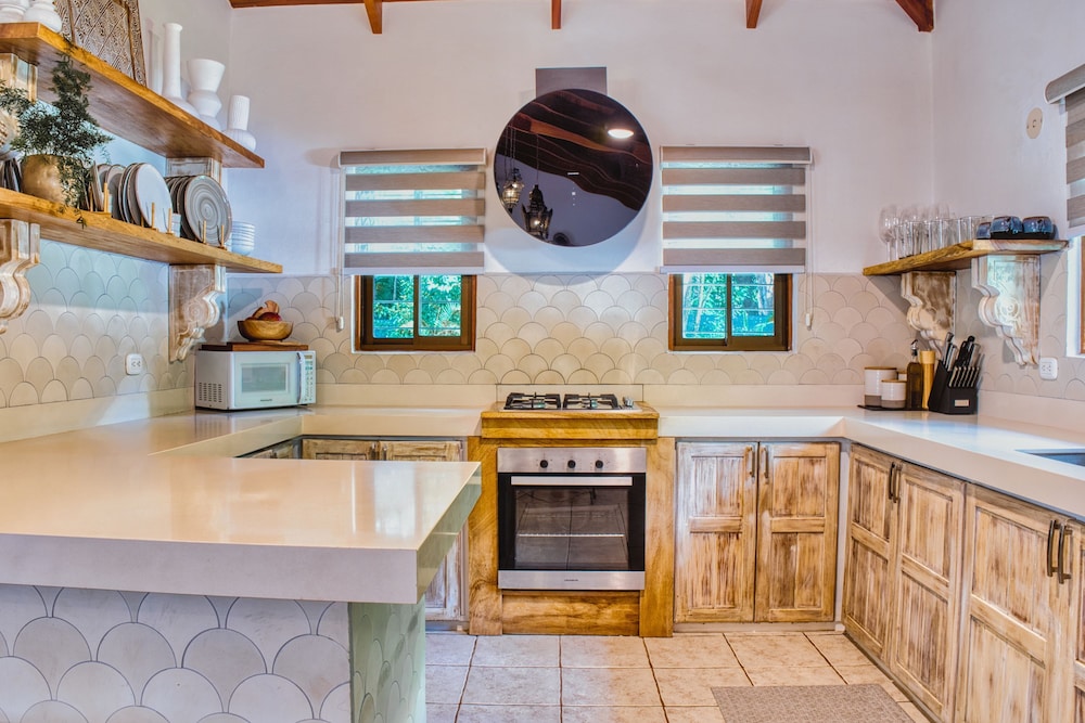 Casa Bonita - 5BR With Pool Walk to Beach