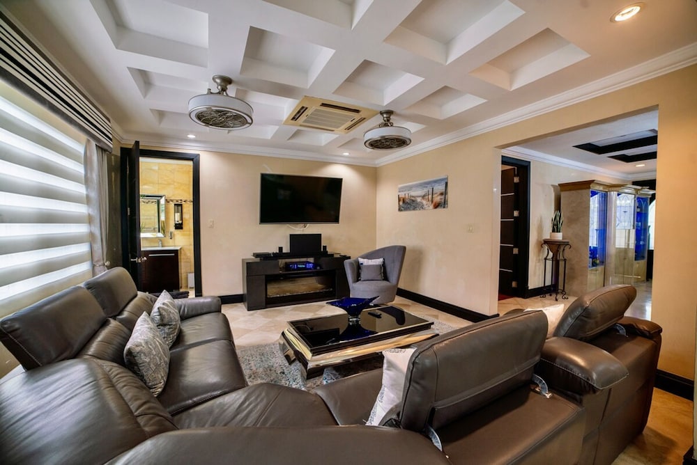 Orchids Palms Luxury Villa Pool Chef Hot Tub Airport Pickup