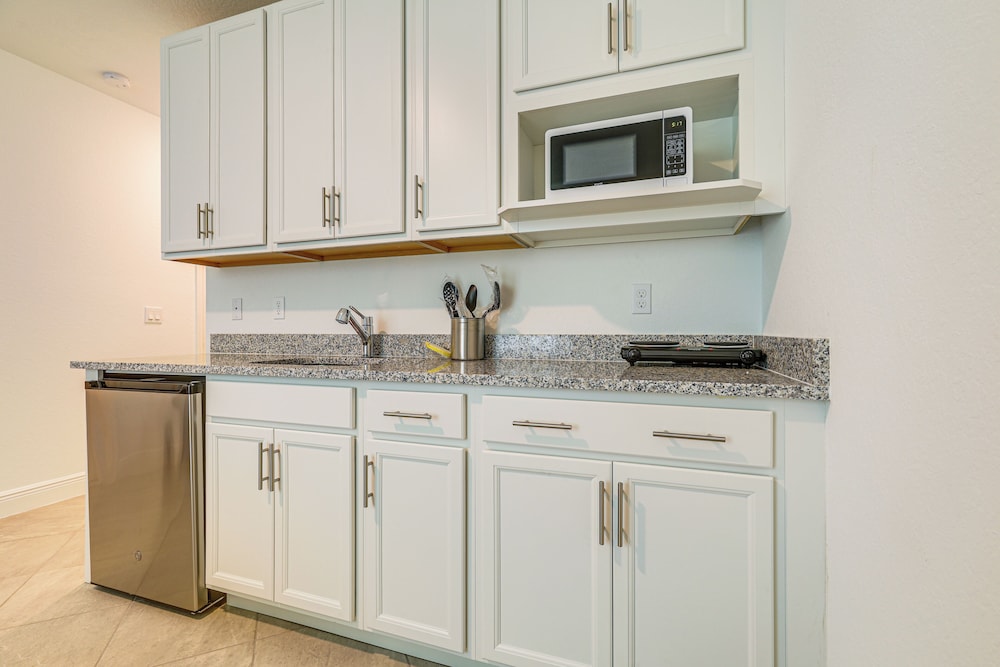 Beach-hop & Golf! Port St Lucie Apt w/ Shared Yard