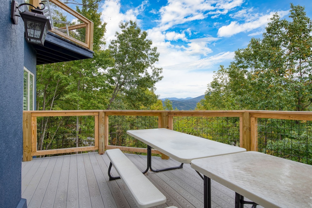 Gatlinburg Getaway by Avantstay 9bdr Sleeps 22 Hot tub Movie Theater