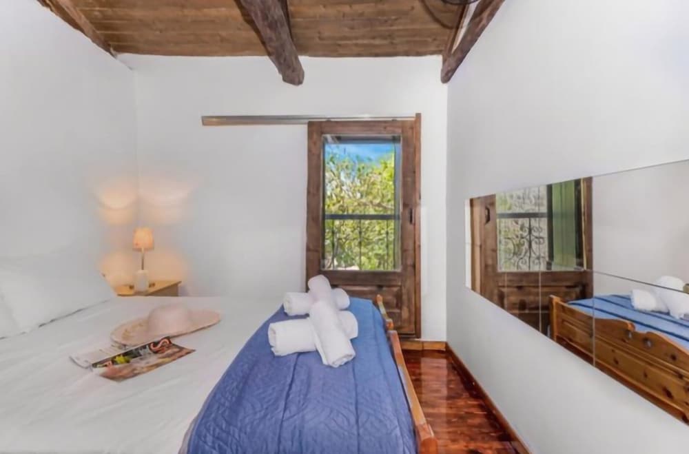 2-bed Home in Kolivata - Sleeps 4 - Wifi - Parking