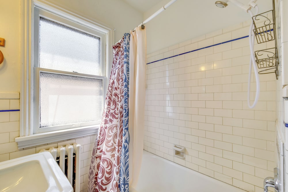 Trendy South Euclid Apt - 5 Mi to Cleveland Clinic