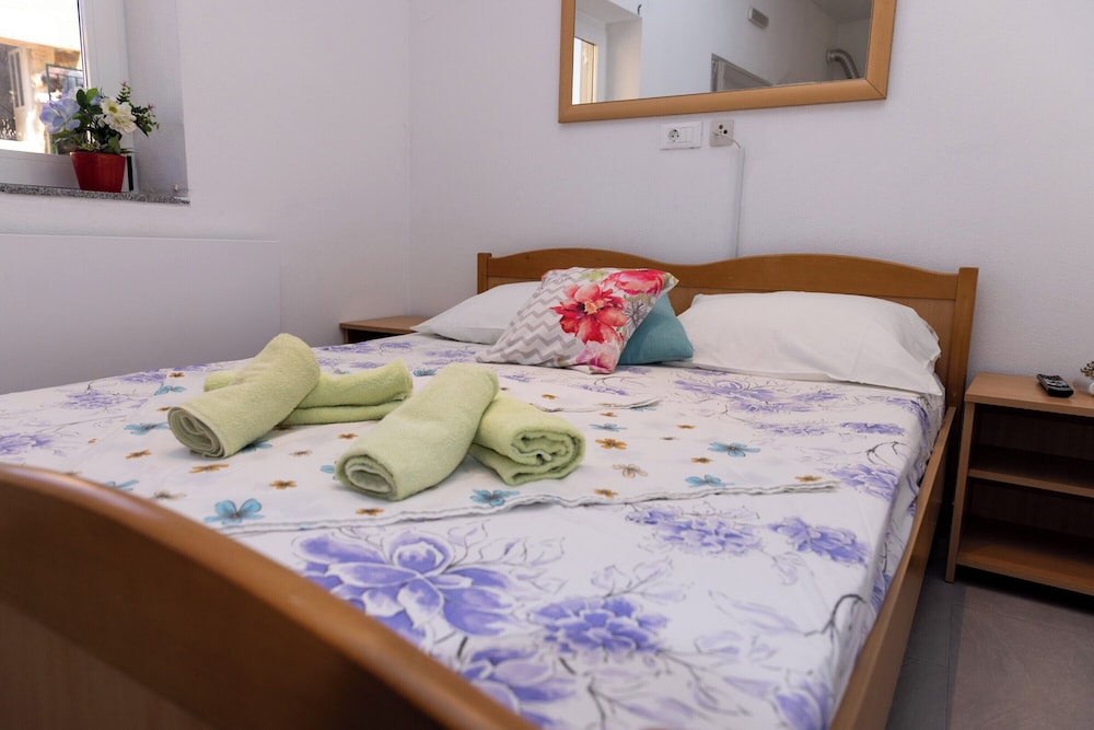 Apartments Kastilac with sea view